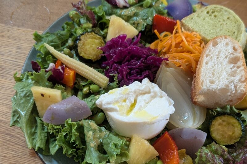 自家製ドレッシングで食べるサラダ